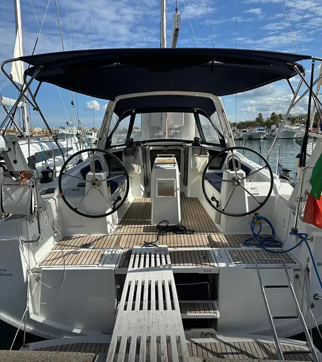 Кокпіт вітрильної яхти Beneteau Oceanis 38.1 з двома штурвалами в марині