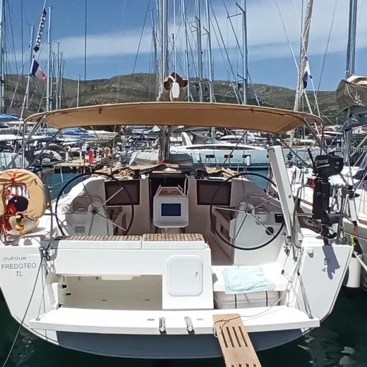 Кокпіт і вхід до каюти вітрильної яхти Beneteau Oceanis 385 в марині