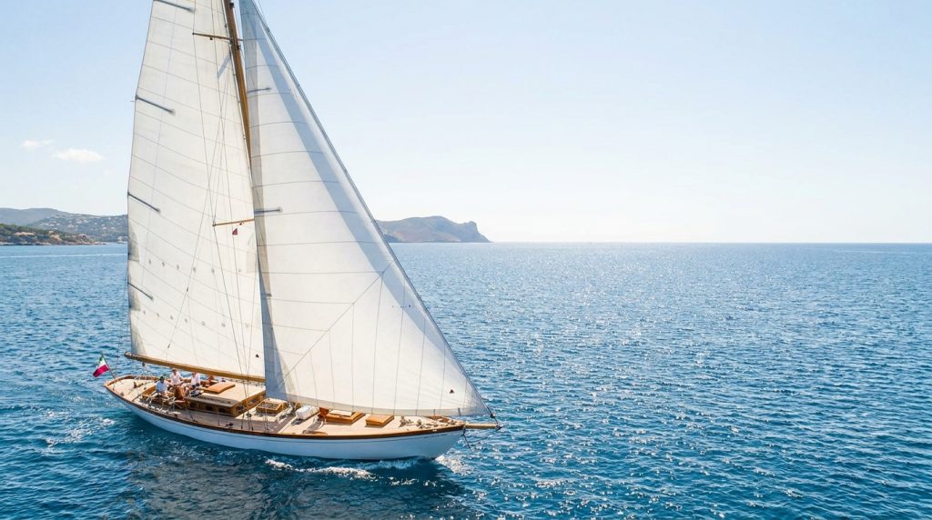 Day sailing yacht charter under full sail